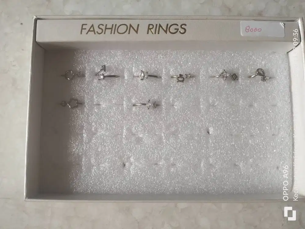 Cuci Gudang: 29 pcs Gantungan kunci dan diary berbagai model