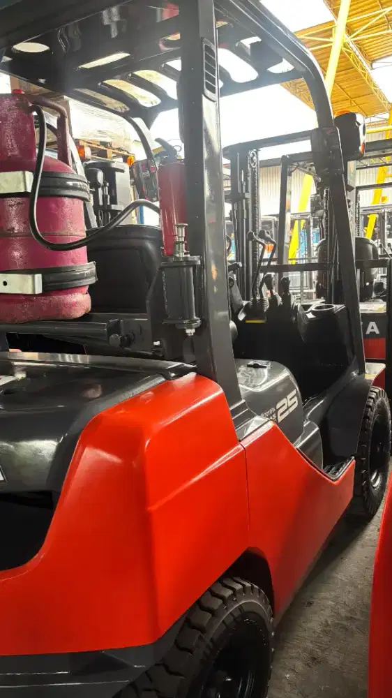 Dijual Forklift second 2.5 ton Gasoline