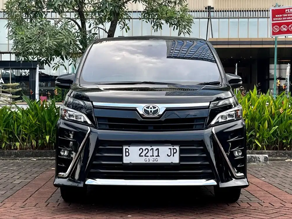 Toyota VOXY 2.0 AT Automatic Panoramic Sunroof Hitam 2019