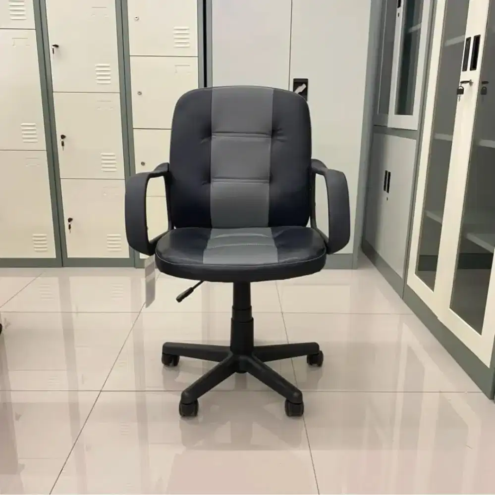 Kursi kantor moris kulit