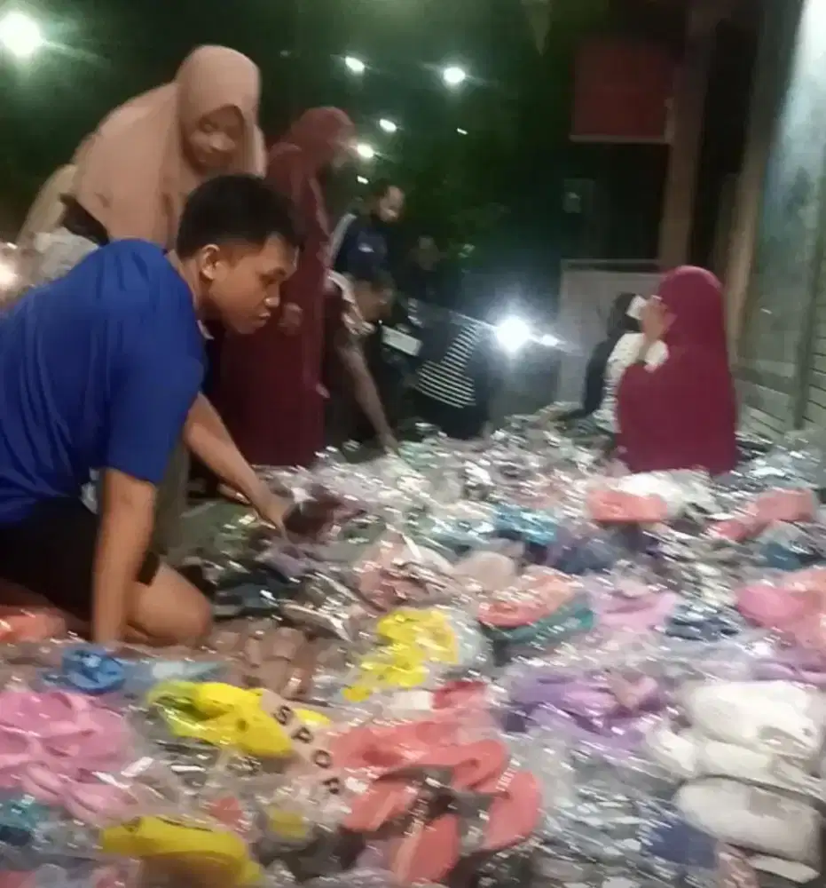 Dibutuhkan jaga toko sandal