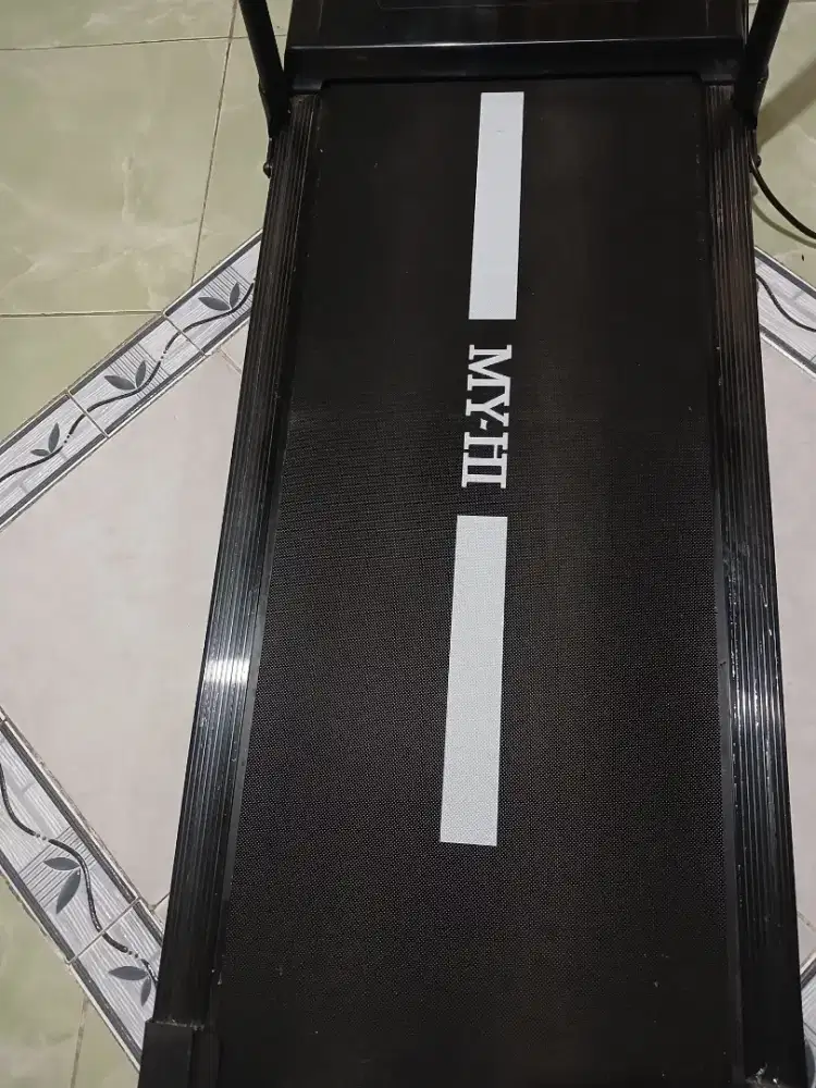 Walking pad ( olaraga jogging dan jalan santai didalam ruangan)