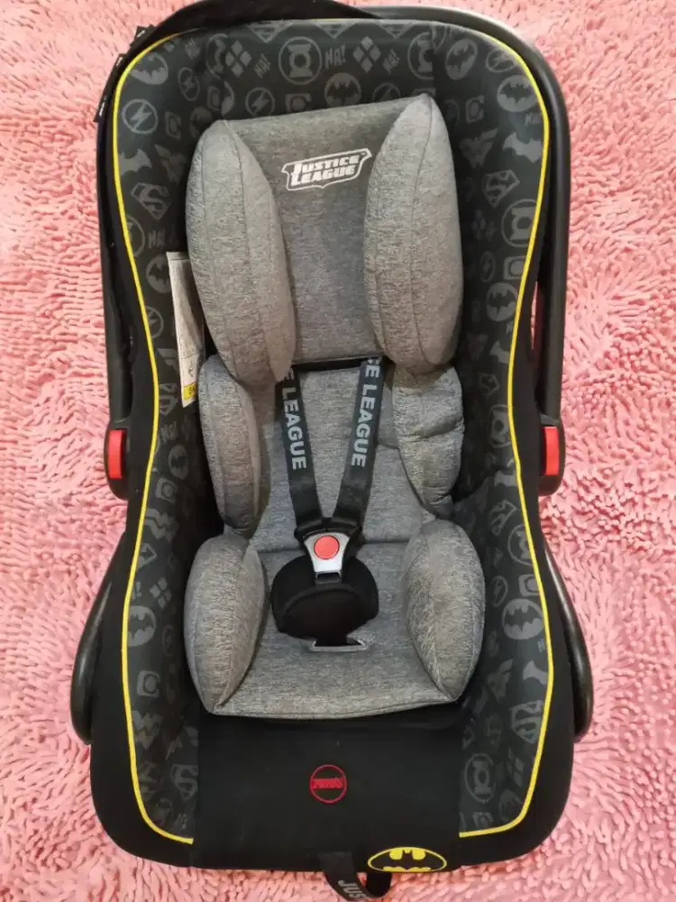 BABYDOES CARSEAT JUSTICE LEAGUE PRELOVE LIKE NEW