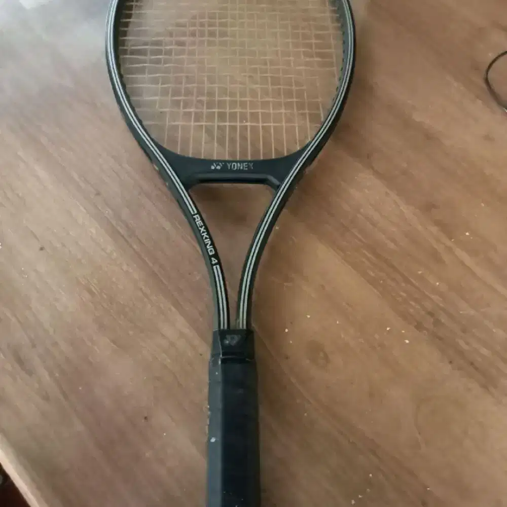 Raket tenis Yonex Rexking 4 , Masih Bagus lengkap, COD Cijantung dsk
