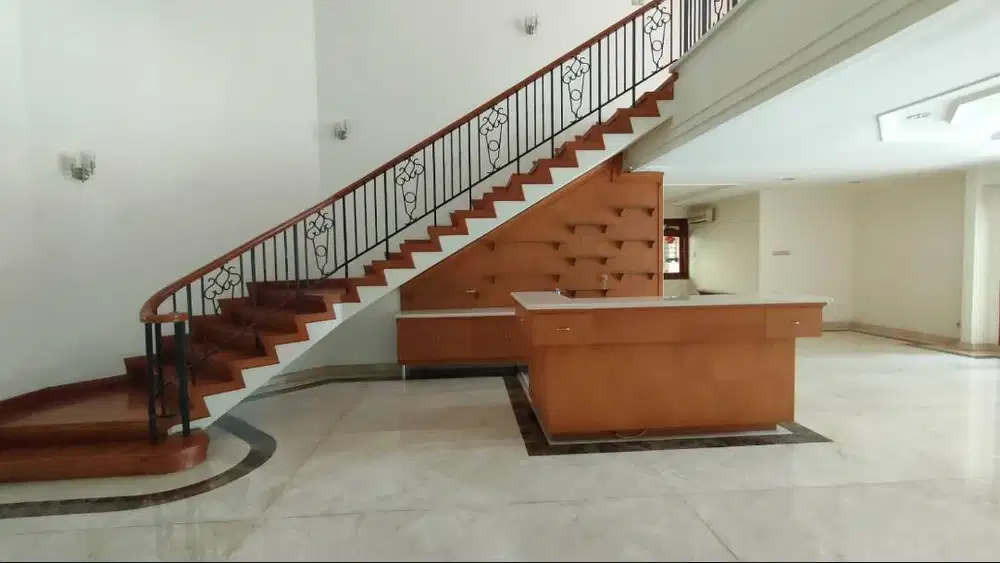 Rumah Mewah Ada Pool di Mampang Prapatan Jakarta Selatan