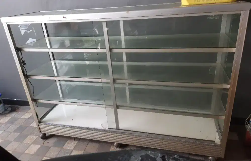 JUAL CEPAT ETALASE MASIH BAGUS UKURAN 1,5M
HARGA 550RB
PAS