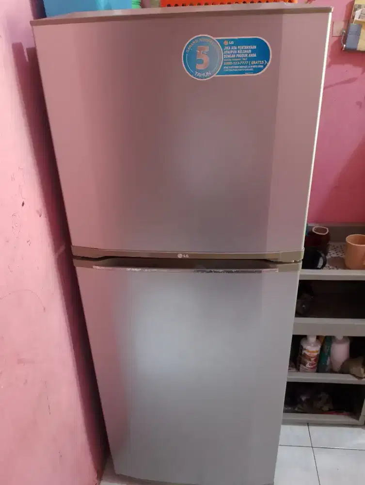 dijual kulkas LG 2 pintu nominus dingin cepet beku.. pemakaian pribadi