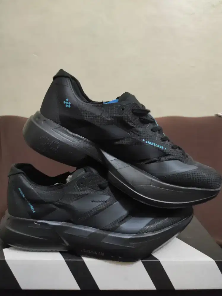 Sepatu running size 42