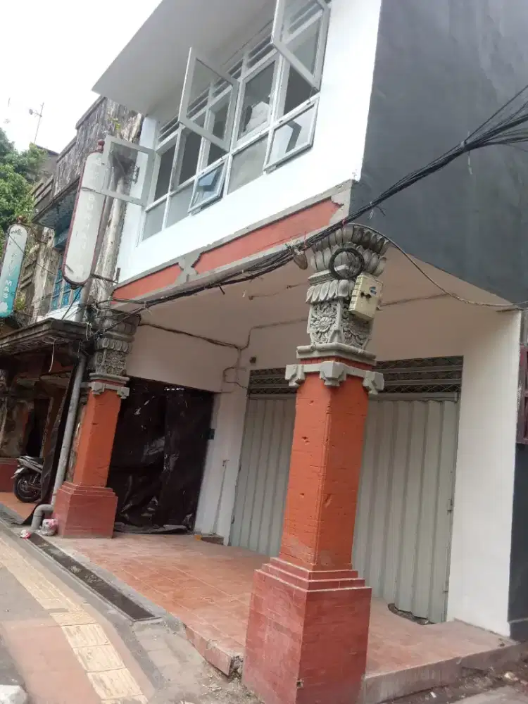 Jalan Utama Lokasi Prima! Toko di Jalan Gajahmada, SHM, dan 2 lantai.