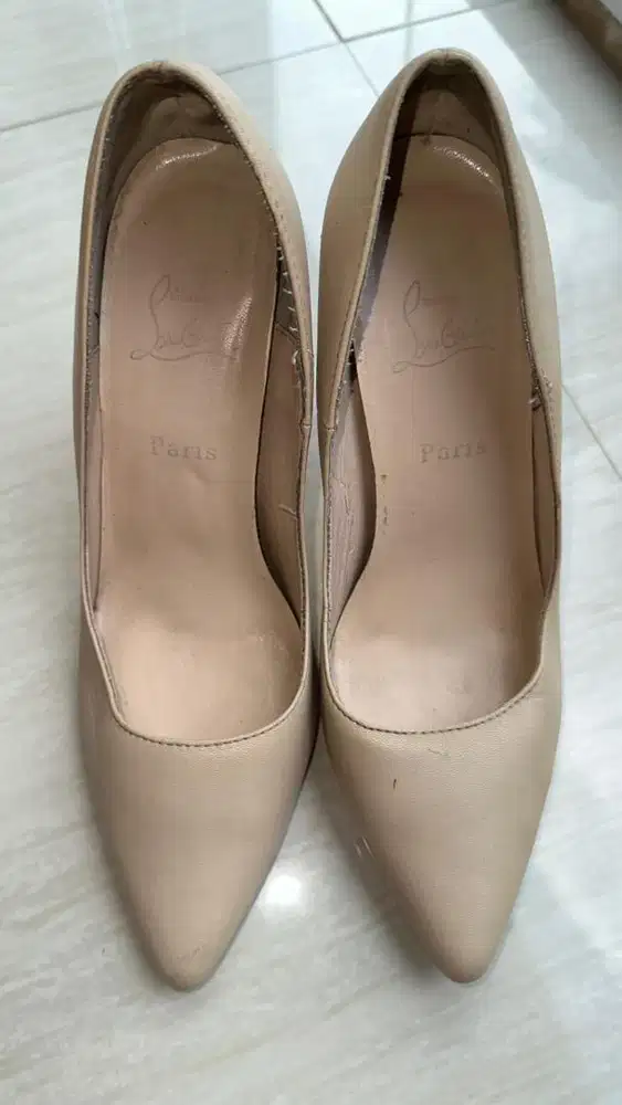 Sepatu High Heels Cream untuk Ngantor | Christian Louboutin