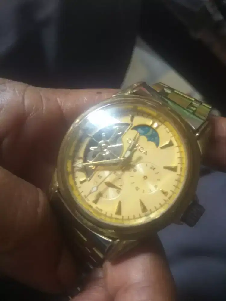 Jam omega mekanik otomatis