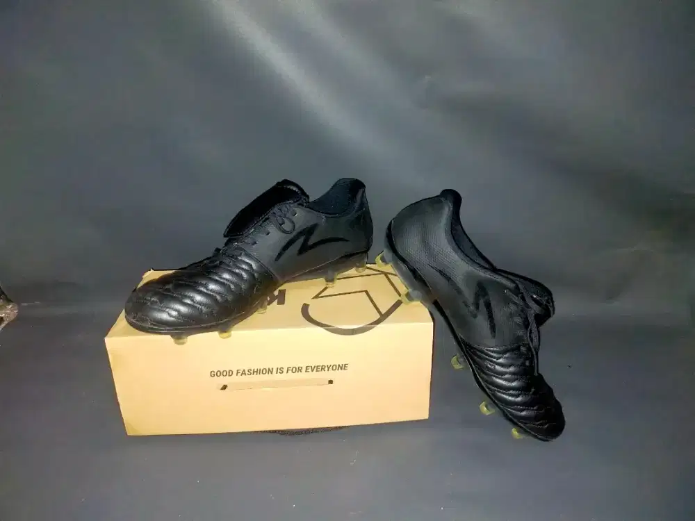 SEPATU MINI SOCCER BLACK HITAM UKURAN 43 MERK SPECS ORIGINAL