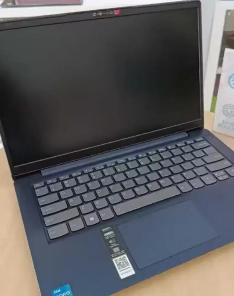 Laptop Lenovo 82RJ i3 1215U