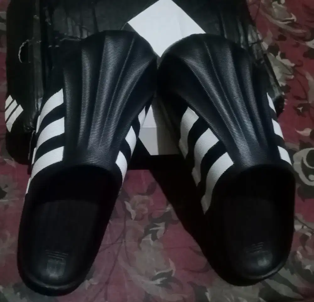 Sepatu sandal Crocs Adidas