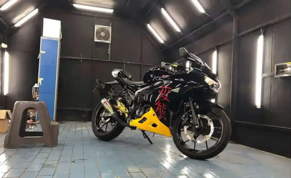Gsx r150 yellow black