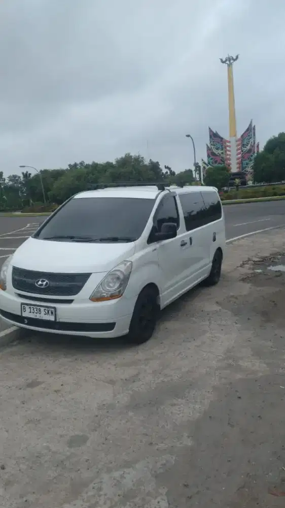 Hyundai H-1 putih 2010