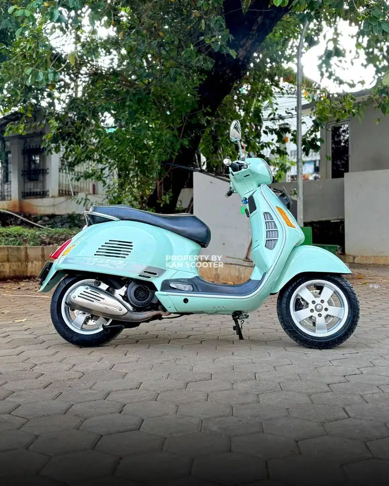 JUAL MURAH VESPA GTS 150 3V 2015 MULUS