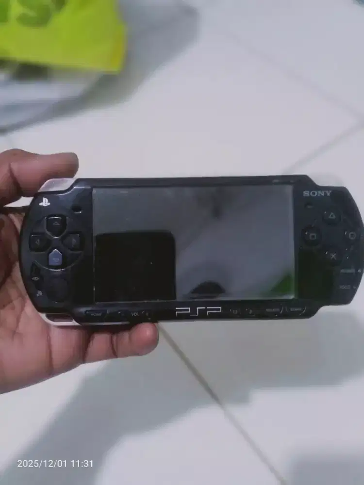 Punya PSP g tau tipe brpnya kondisi msh lumayan mls min g ada casan