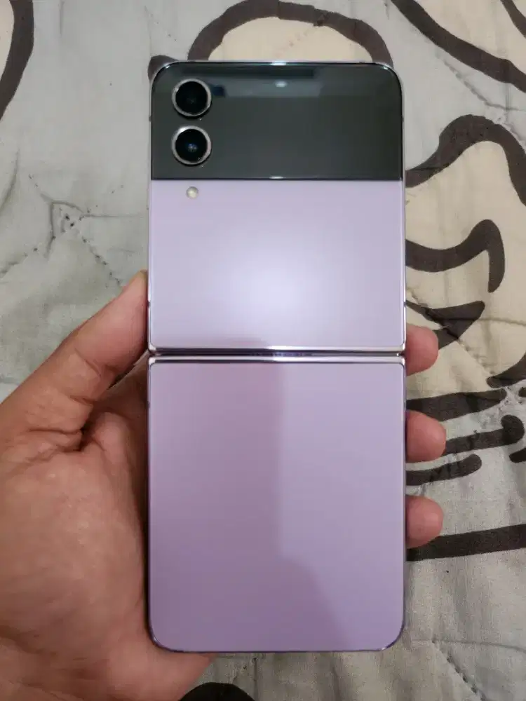 Samsung Z Flip 4 5G 8/128GB fullset mulus pemakaian