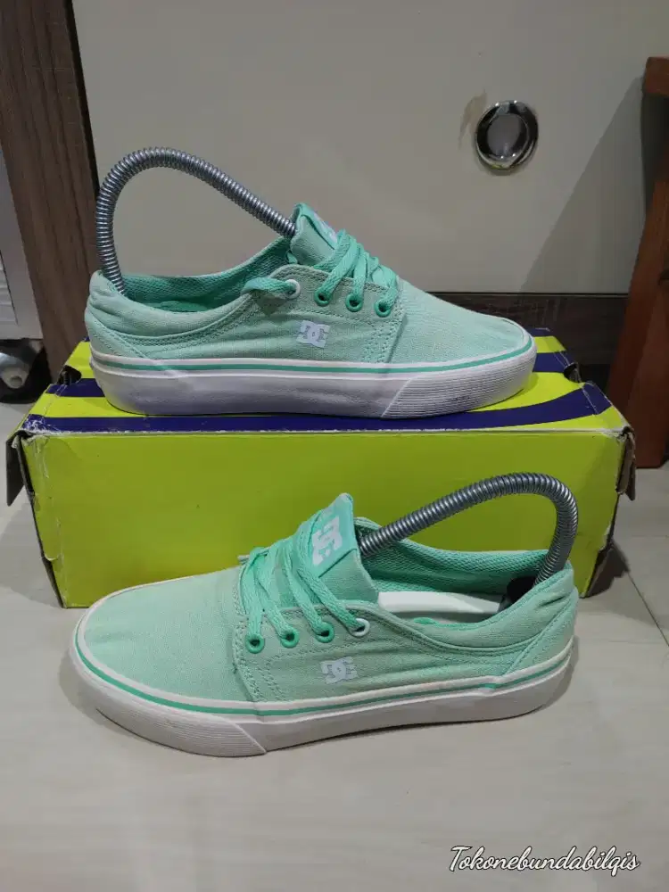 Sepatu DC preloved size 37.5