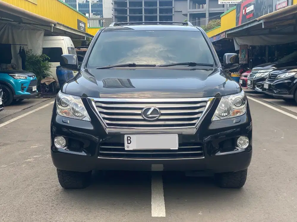 LEXUS LX570 AT HITAM 2011
