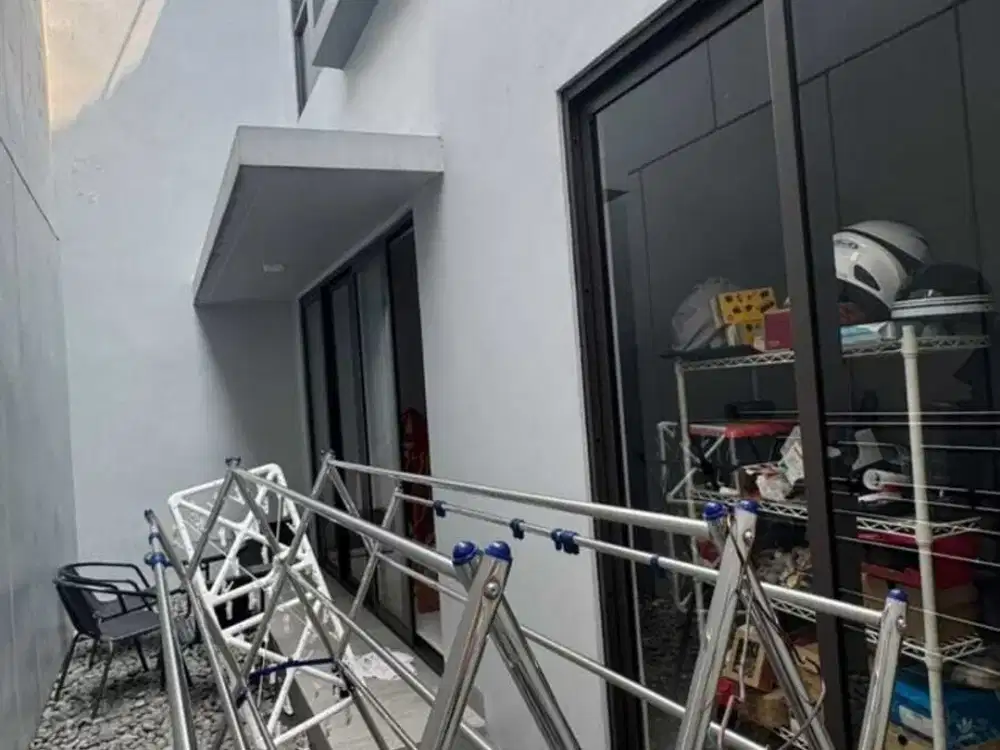 Jual rumah 3 lantai semi furnished di daerah metland menteng, jakarta