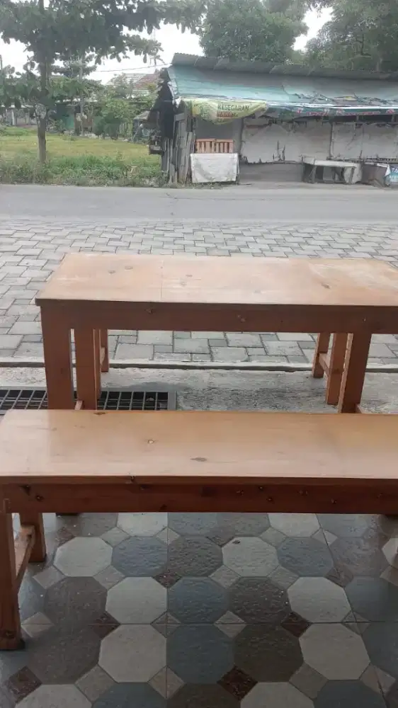 Satu meja dan bangku