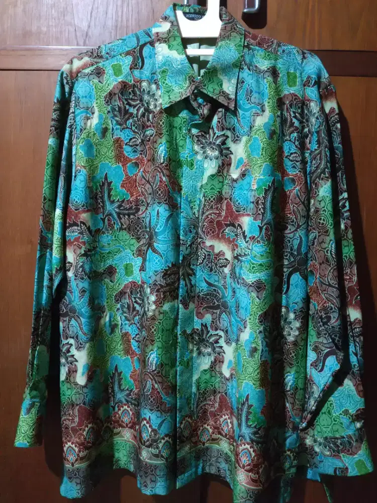 Kemeja tangan panjang sutra