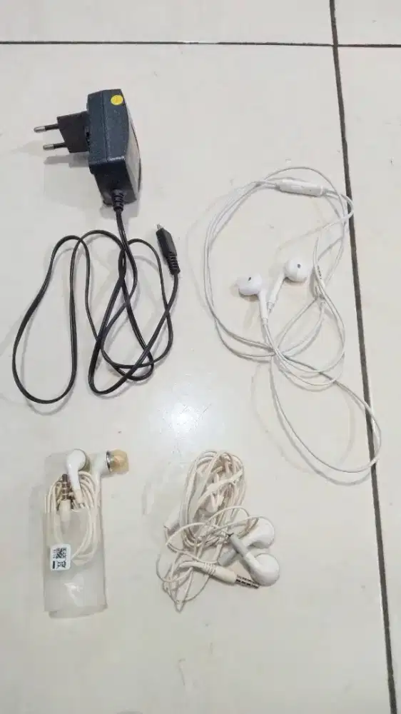 JUAL SUPER MURAH . 3 HEADSET EARPHONE + BONUS CHARGER MICRO USB