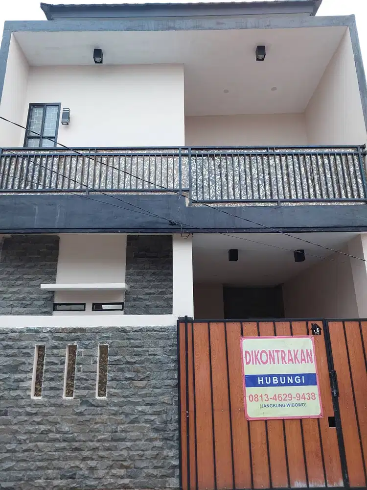 RUMAH 2 LANTAI DI SEWAKAN PERTAHUN ATAU BULANAN ( SEMI FURNISH )