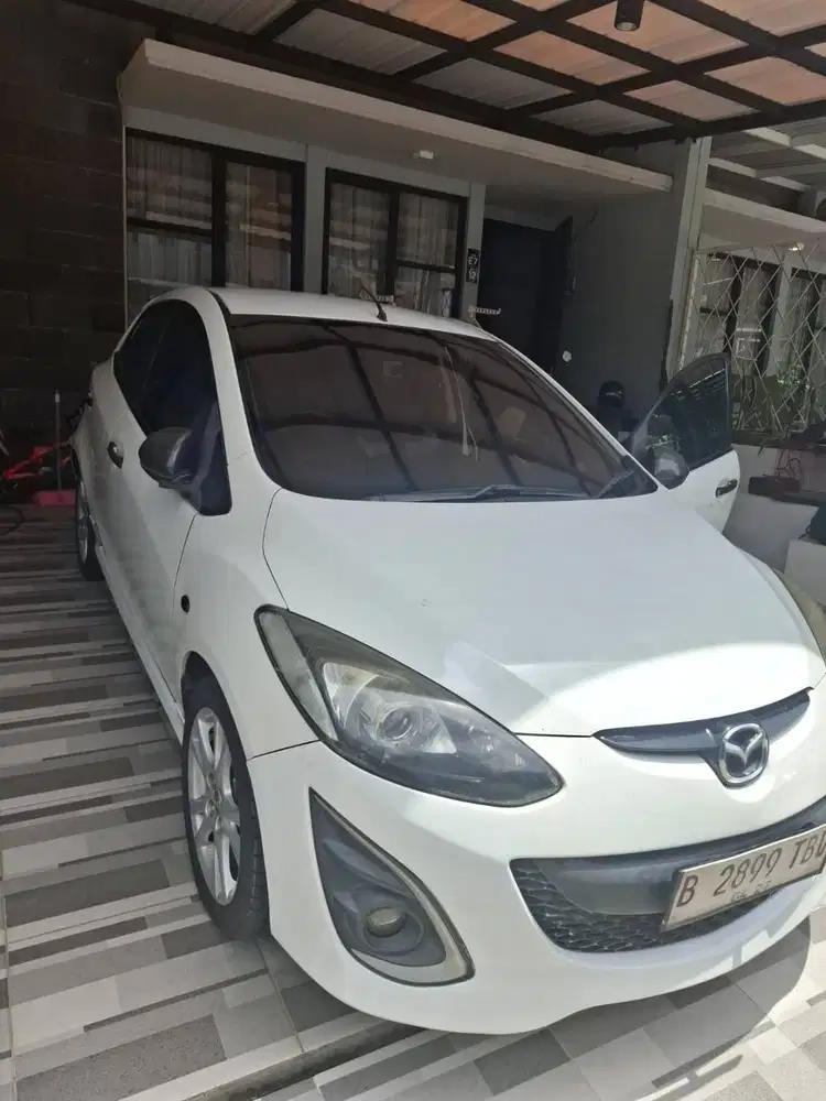 mazda 2 R 1.5 putih 2011