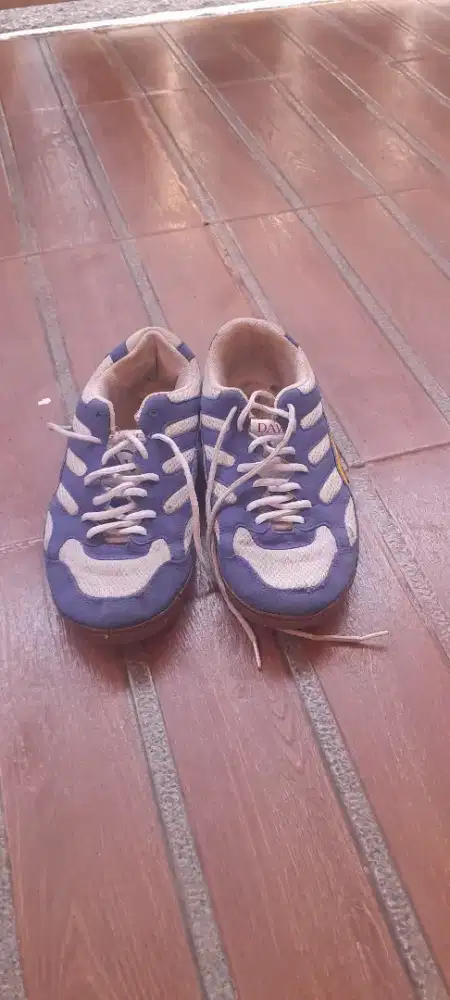 Jual  sepatu futsal warna biru gak bisa jauh-jauh
