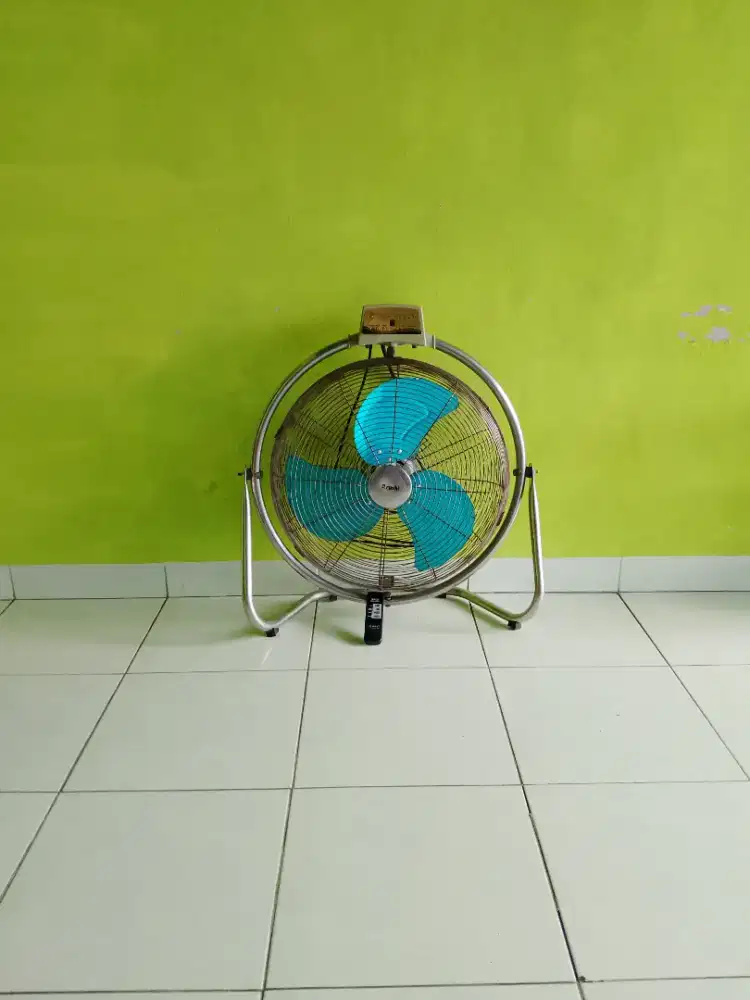 Kipas angin duduk/dinding merk Arashi 22 inc pakai remote