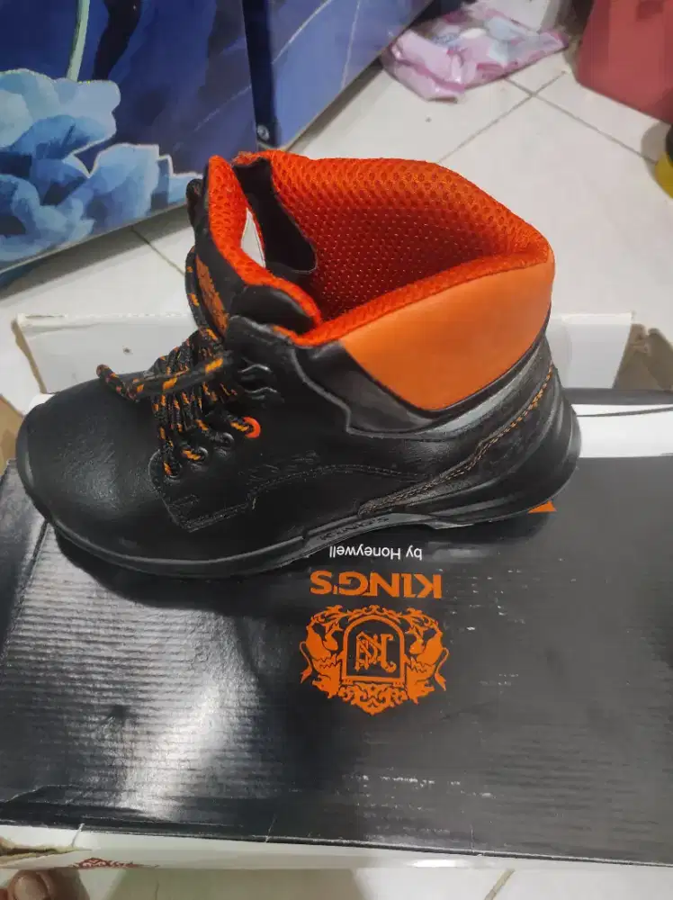 Sepatu safety Kings
