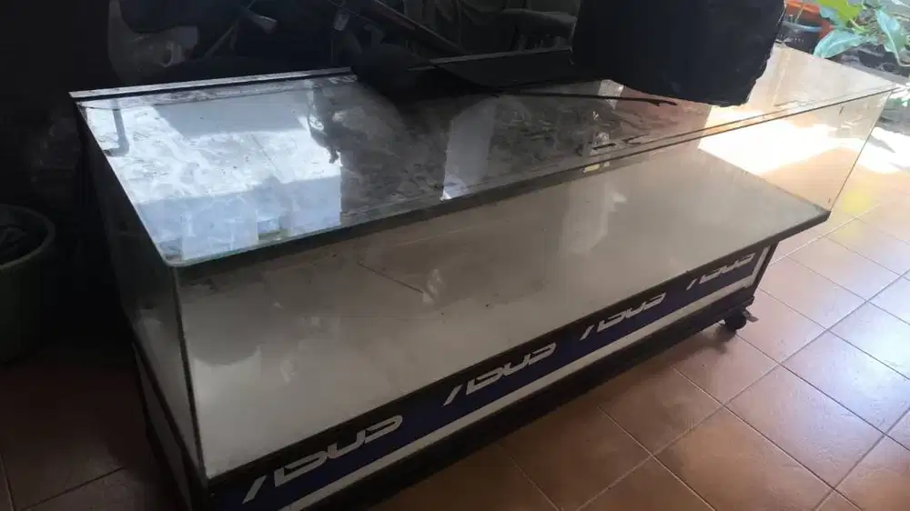 LEMARI KACA BEKAS BAGUS