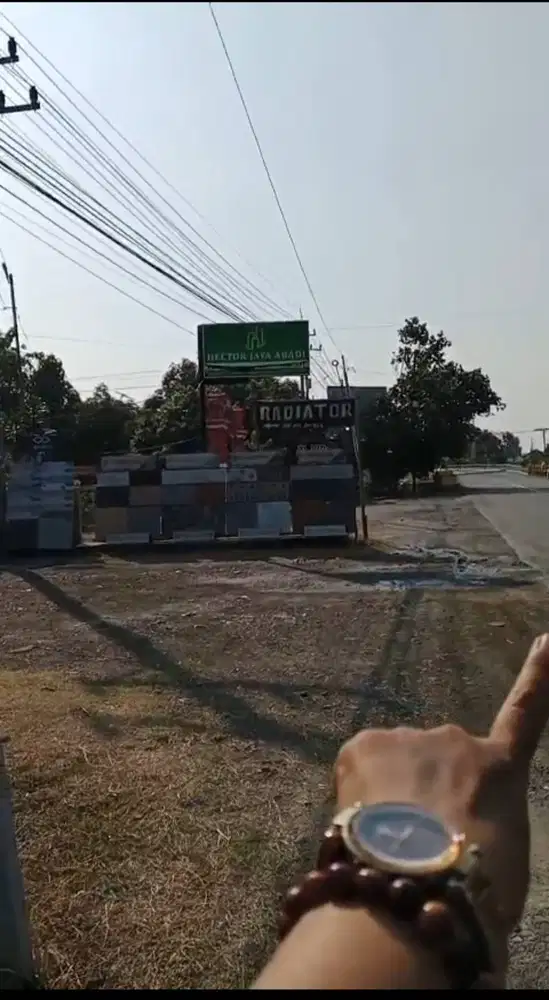 Tanah pinggir jalan raya