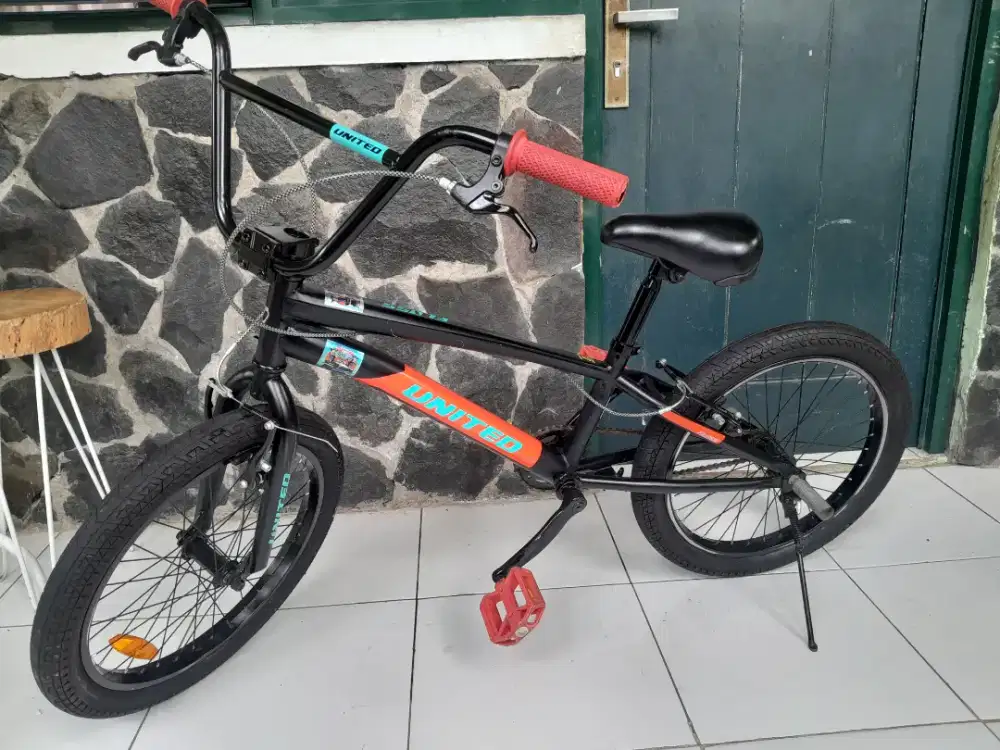 Sepeda BMX UNITED FLOSS ( 21)-20 BLACK
