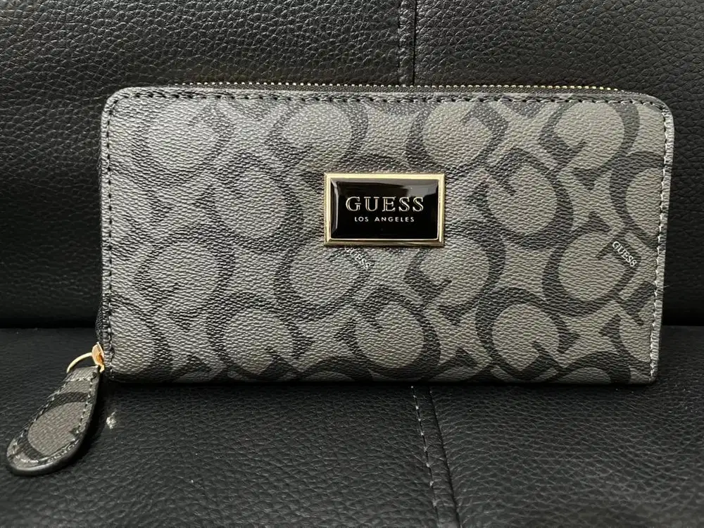 Dompat Wanita - Guess