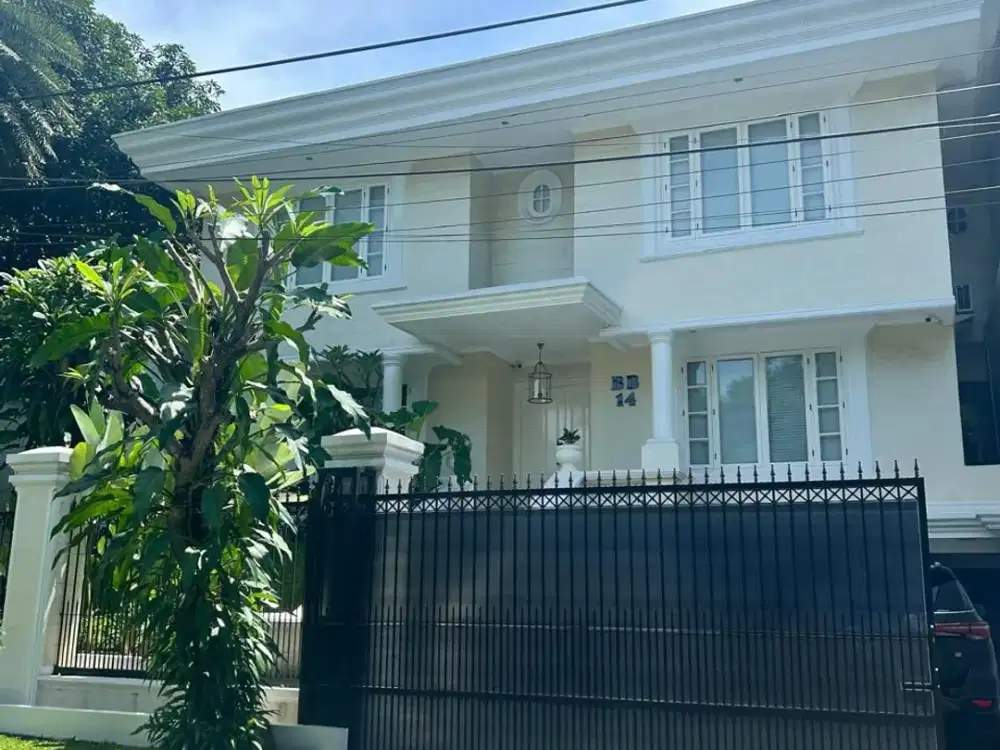 Disewakan Rumah Mewah 4BR Furnished, dengan Private Pool - Lokasi di Pondok Indah, Jakarta Selatan