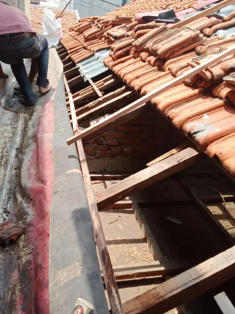 Tukang perbaikan atap bocor, perbaikan talang air, plafon rembes dll