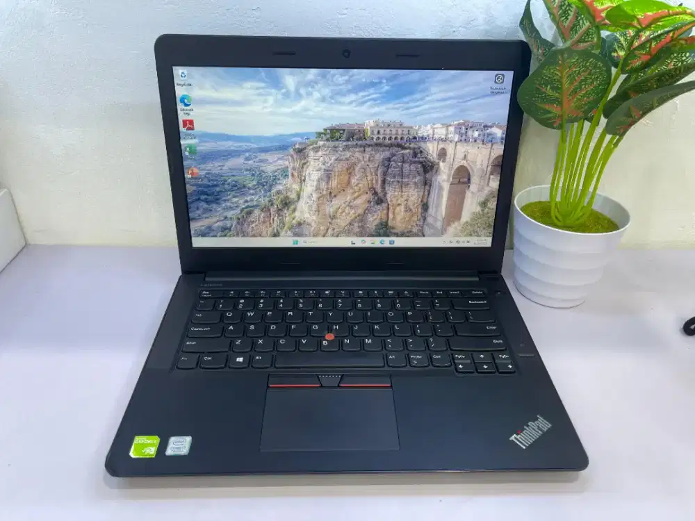 Lenovo Thinkpad E470 
Ci7 7500U 
Ram 8GB 
SSD 256GB
VGA MX940 2GB