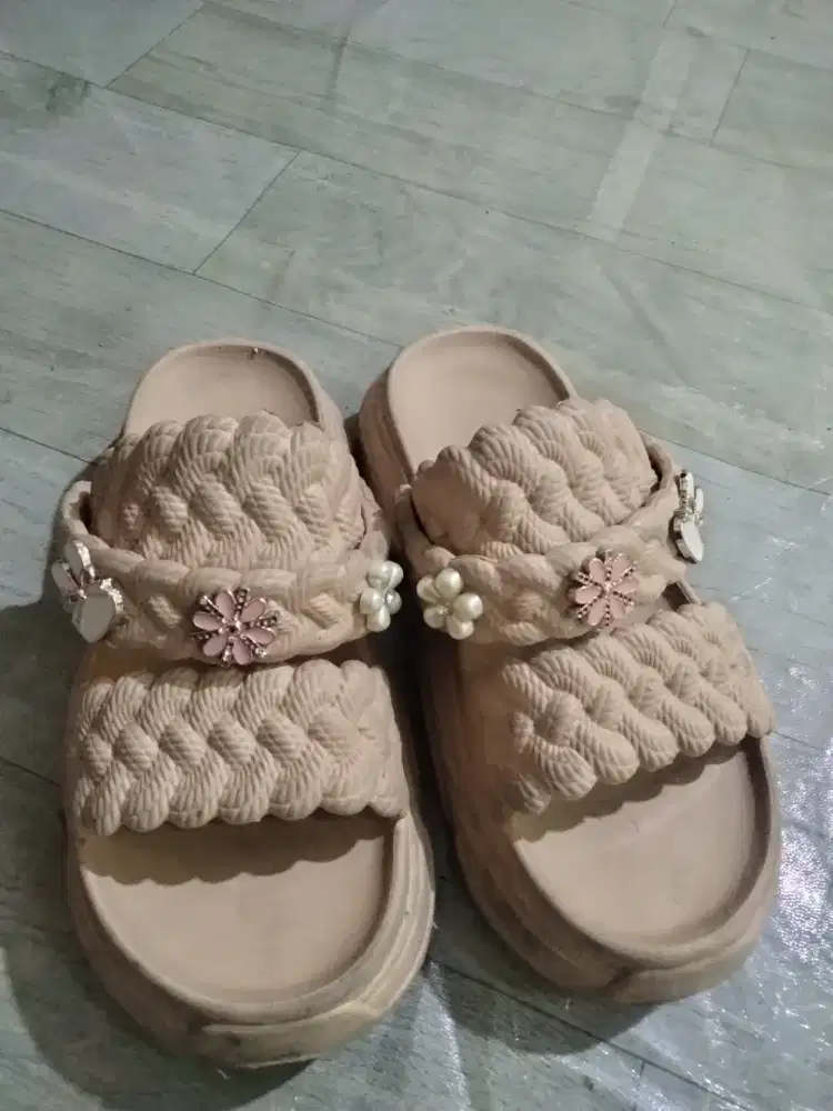 Sandal wanita motif anyaman