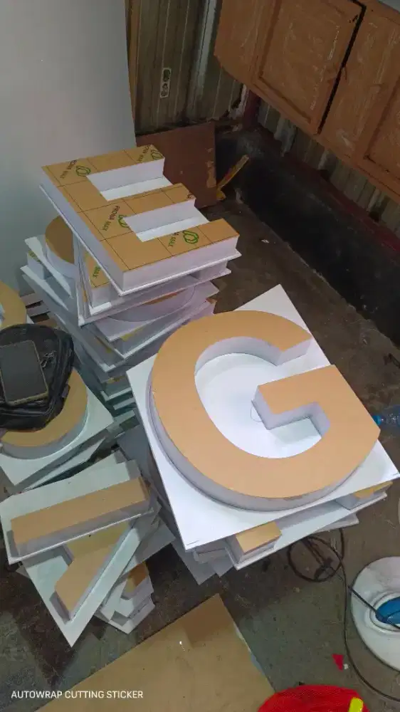 Huruf timbul akrilik