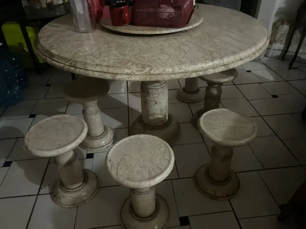 Meja makan marmer diameter 130cm
