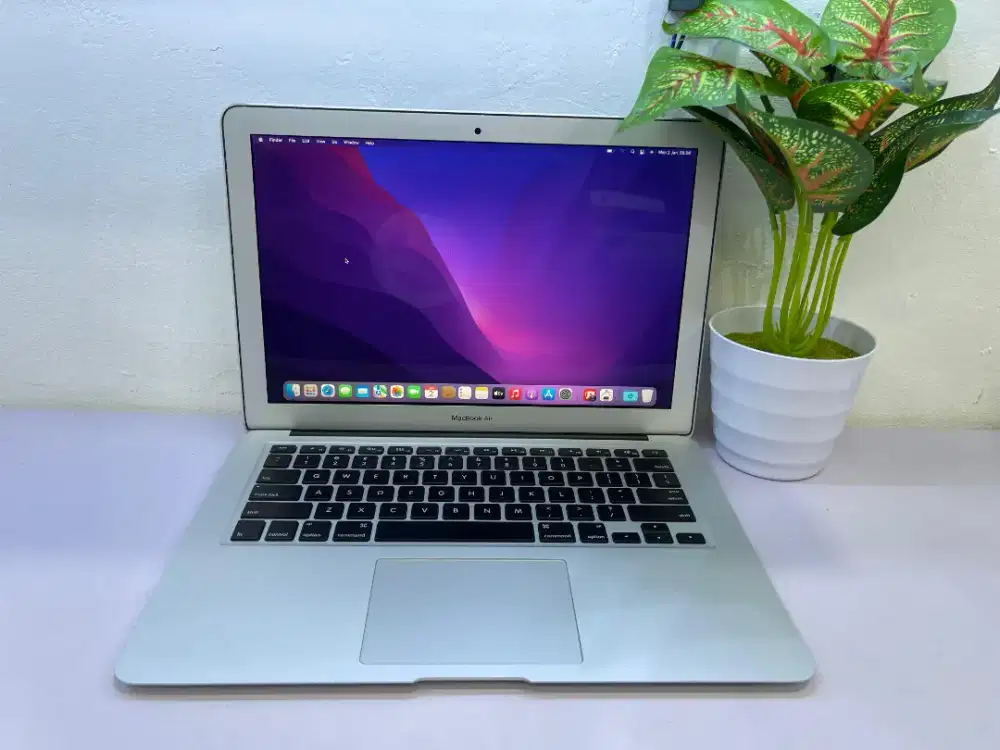 MacBook Air (13 - Inch, 2017) 
Ci5, Ram 8GB, SSD 256GB, CC 257 NORMAL