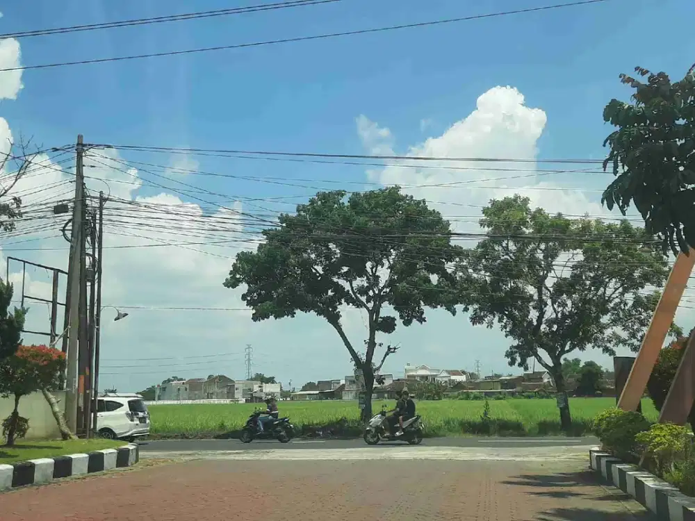 Di sewakan pinggir jalan perumahan elit Solo Timur Gading