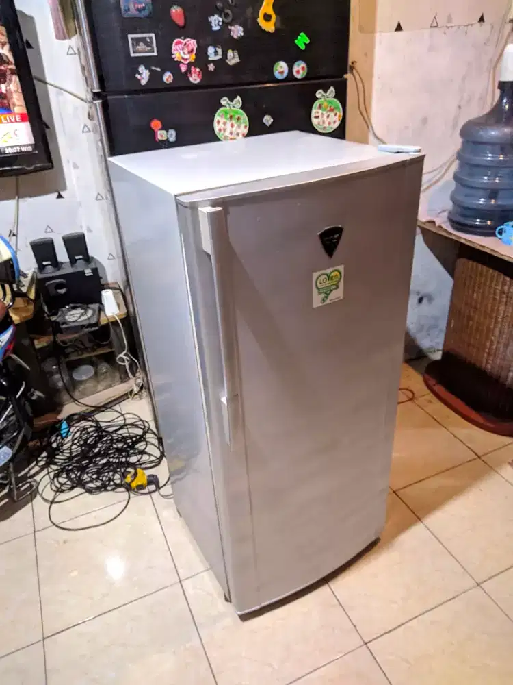 Kulkas sepintu Sharp