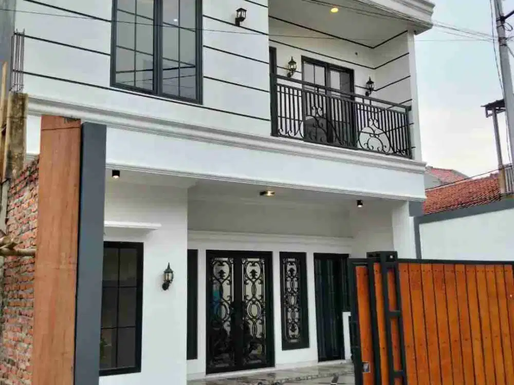 Dijual Rumah Baru Clasic Modern 3lt (Balkon Rooftop) di Cluster Cipayung Jakarta Timur.