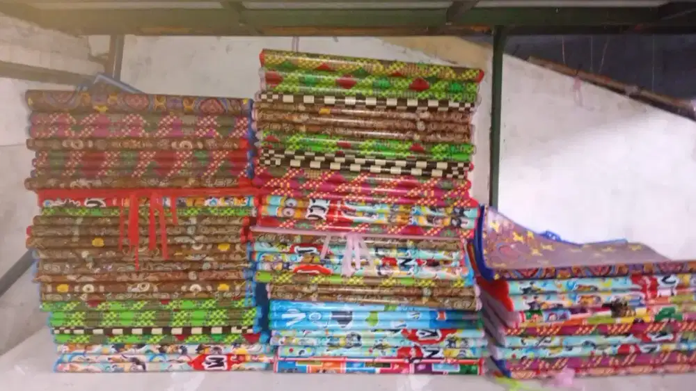 Karyawan buat cek pengiriman