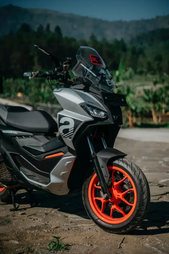 Aprilia SR-GT Sport 200 Iridium Silver